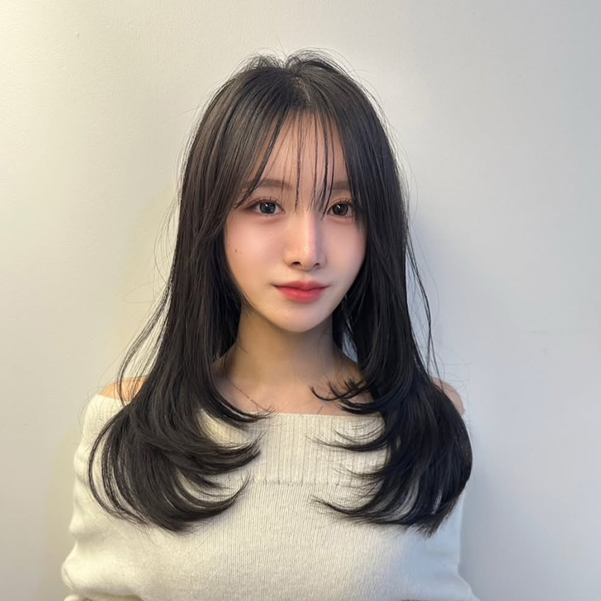 顔まわりレイヤーカットでつくる“小顔見え”ロング