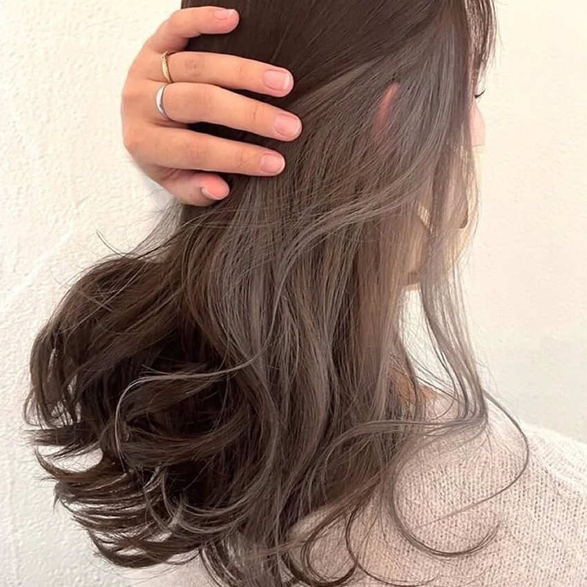 グレージュのイヤリングカラー