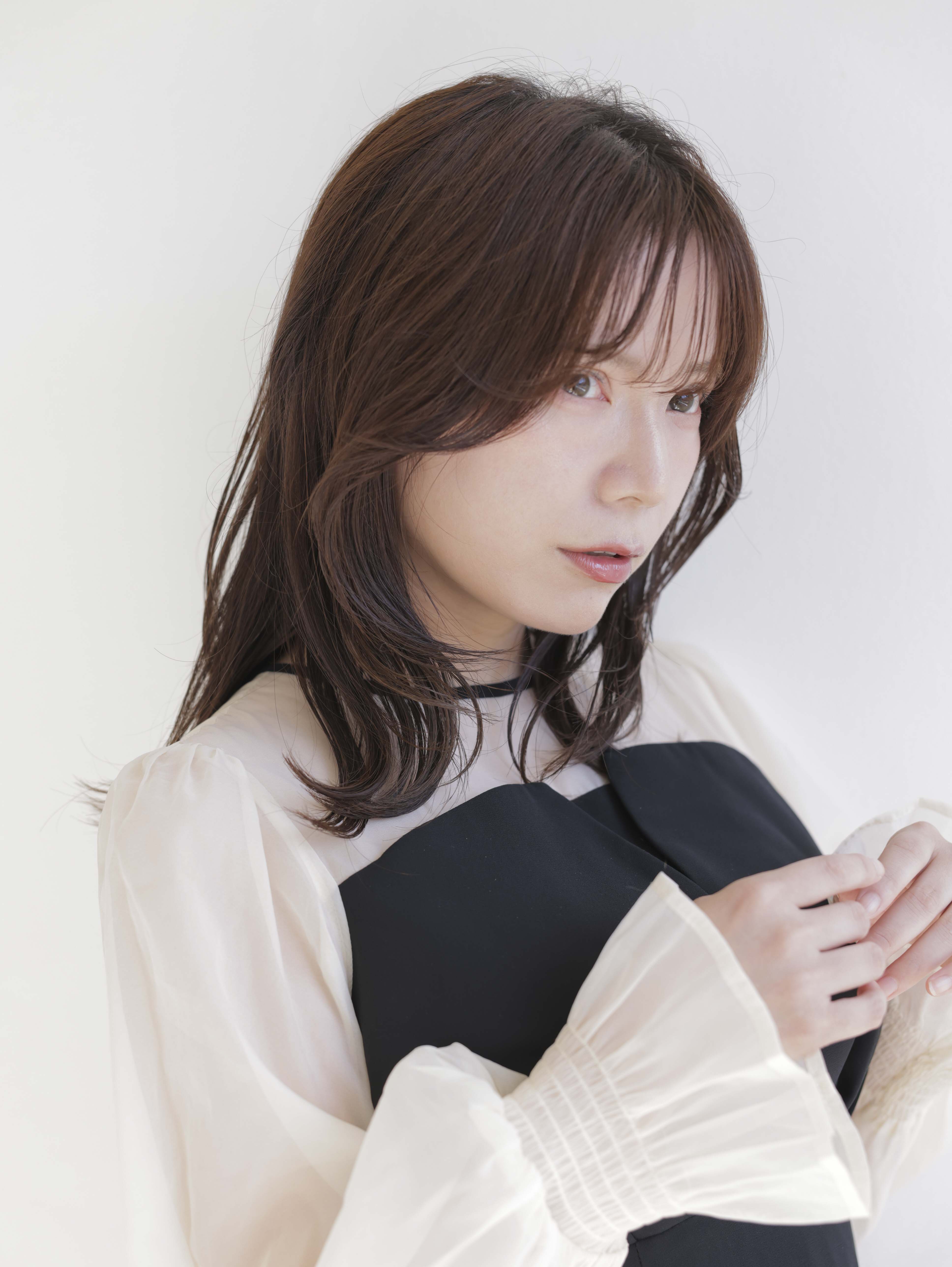 くびれミディアムレイヤースタイル