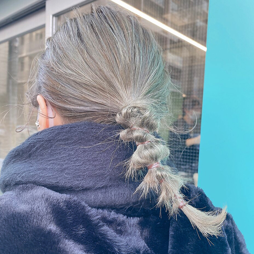 ふんわり立体感の“玉ねぎポニーテール”