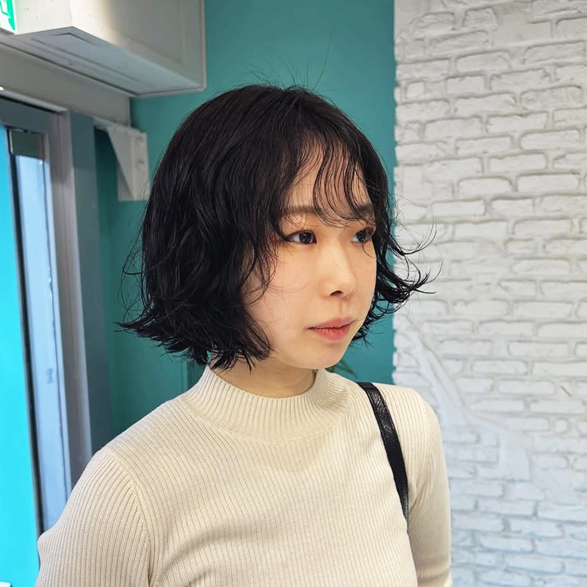 ニットに映える“ゆるふわ外ハネボブ”