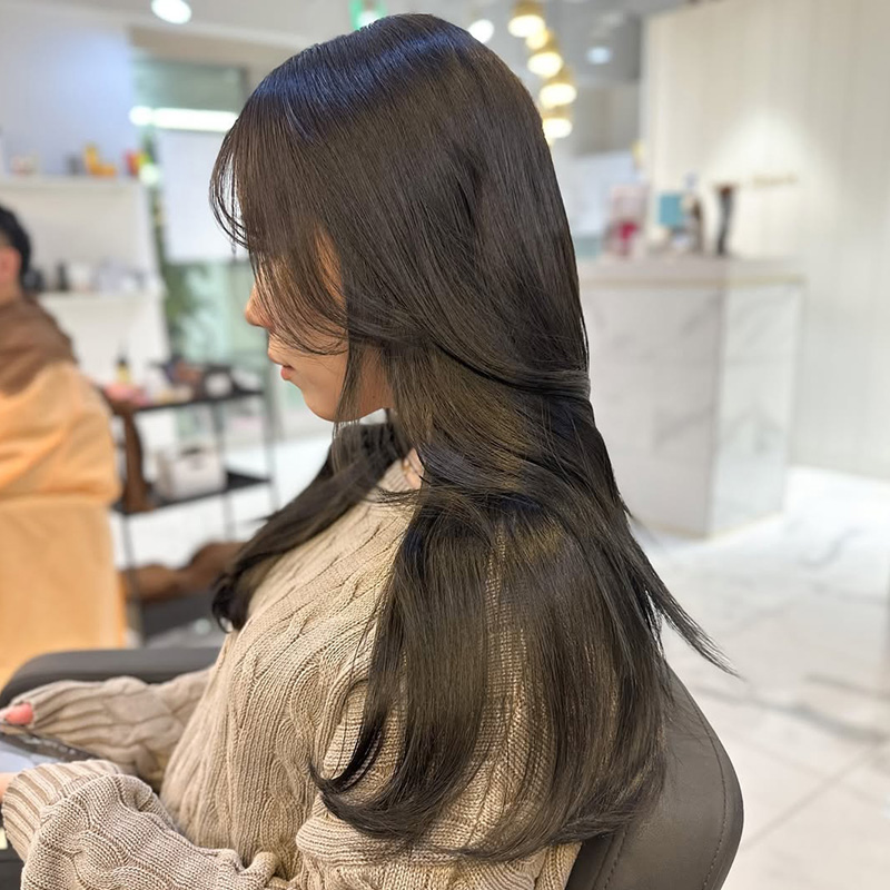 上品さを引き立てる暗めベージュ