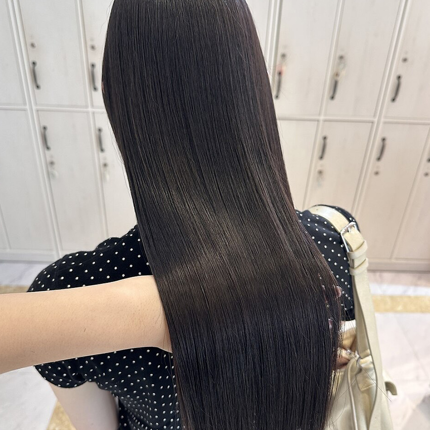  大人の透明感をつくる「ダークグレージュ」