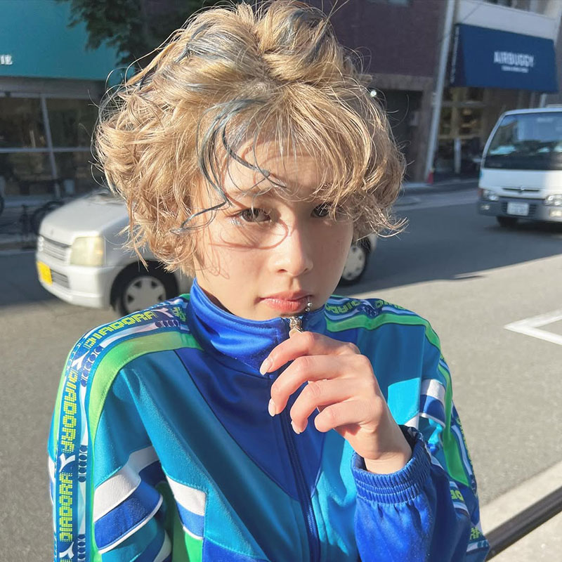 ブロンド×ブルーのハイライト